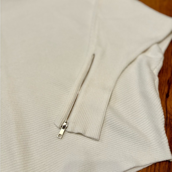 Carmen Marc Valvo Ivory Cream Women's Dolman Zipper Sleeve Sweater. Medium - Picture 4 of 8